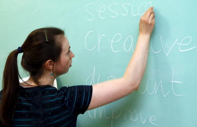 S članstvom Združenega kraljestva v Evropski uniji ali brez, angleščina ostaja eden od uradnih jezikov Evropske unije in najpogostejši jezik sporazumevanja med državljani stare celine. | Foto: Reuters