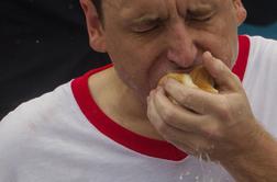 Le za krepke želodce – hitrostno goltanje hot dogov (foto)