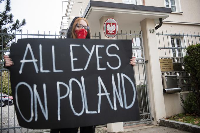 protest pred poljskim veleposlaništvom | Foto: STA ,