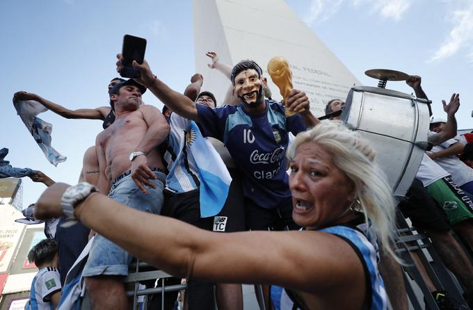 Argentino od tretjega naslova svetovnega prvaka v nogometu loči le še ena zmaga. V finalu jih čaka zmagovalec današnjega obračuna med Francijo in Marokom. | Foto: Reuters