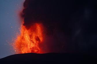 Etna je ponoči spet bruhala #video