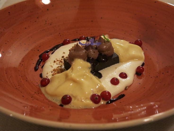 Brownie z izabelo, temno in belo čokolado ter ribezom | Foto: Miha First
