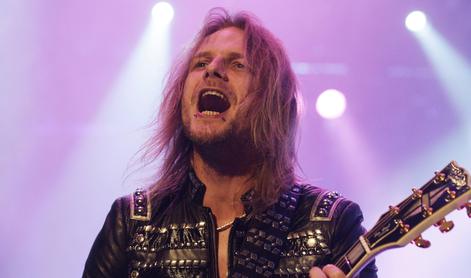 Kitaristu slavne heavy metal skupine je med koncertom počila aorta