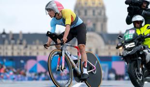 Evenepoel v kaotičnih razmerah do zlata, Ganna se je rešil pred nesrečo, težave Tratnika