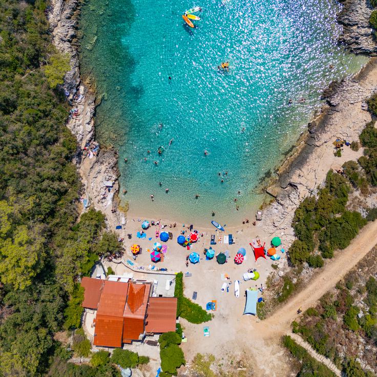 Plaža Žitna ponuja sonce, kristalno čisto morje in sproščeno dalmatinsko vzdušje, idealno za uživanje in odkrivanje regije. | Foto: Dubrovnik and Neretva County TB
