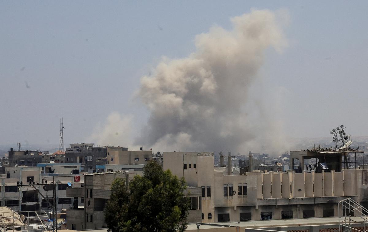 Gaza | Odkar je GHF ob podpori ZDA in Izraela konec maja v Gazi začela dostavljati in razdeljevati pomoč v zelo omejenem obsegu, naj bi izraelske sile po navedbah palestinskih oblasti v enklavi v bližini centrov za razdeljevanje pomoči ubile najmanj 300 ljudi, poroča Reuters. | Foto Reuters