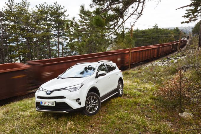 Že v prejšnji generaciji RAV4 (na fotografiji) je Toyota ponujala hibridni pogon in s tem nadomestila do takrat samoumevne dizelske motorje. | Foto: Ciril Komotar