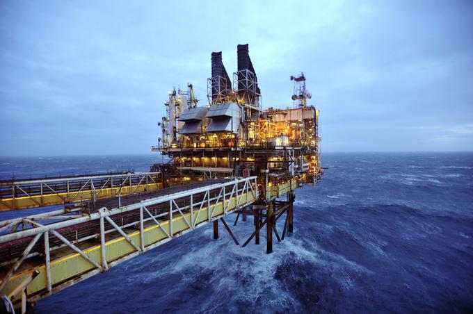 "To je škotska nafta." To je bil slogan SNP iz sedemdesetih letih prejšnjega stoletja, s katerim so poskušali Škote prepričati, da bodo dobički od prodaje nafte gospodarska podlaga za neodvisno Škotsko. Nafto je v Severnem morju odkrila naftna družba BP leta 1970. Dobički od nafte gredo v London, čeprav devetdeset odstotkov naftnih polj leži v škotskem delu morja. Na drugi strani številni opozarjajo, da črpanje nafte počasi upada in da nafta ne bo mogla večno biti gospodarska podlaga morebitne neodvisne Škotske. | Foto: Reuters