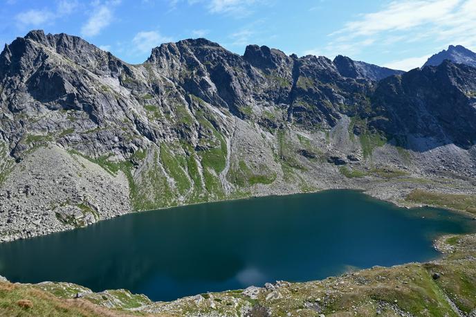 Visoke Tatre Slovaška | Ledeniških jezer v Visokih Tatrah ne manjka. Bilo naj bi jih okoli 200. Tole je Vel'ke Hincovo pleso. | Foto Matej Podgoršek