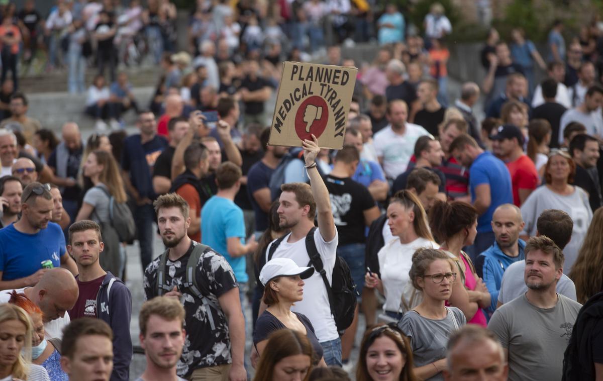 Nasilni protesti proti ukrepom vlade PCT. | Na javnih zbiranjih nad 50 oseb bo obvezno izpolnjevanje pogoja PCT Ljubljana, 16. septembra - Vlada je na današnji seji s spremembo odloka o začasni omejitvi zbiranja določila, da bo zbiranje nad 50 ljudi na organiziranih javnih prireditvah in javnih shodih v zaprtih ali odprtih prostorih dovoljeno pod pogojem, da udeleženci izpolnjujejo pogoj PCT.  Spremembe odloka o začasni omejitvi zbiranja ljudi zaradi preprečevanja okužb z novim koronavirusom bodo začele veljati dan po objavi v Uradnem listu. | Foto Bojan Puhek