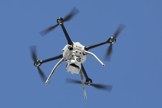 drone brezpilotnik | Francoska policija je že predlani pri nadzoru prometa prvič testirala drone, ti pa zdaj pri nadzoru prometa v nekaterih državah že postajajo realnost. | Foto Reuters