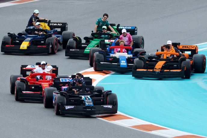 Miami lego formula 1 | Parada dirkačev v Miamiju je bila tokrat dirka z dirkalniki, sestavljenimi iz legokock. | Foto Reuters