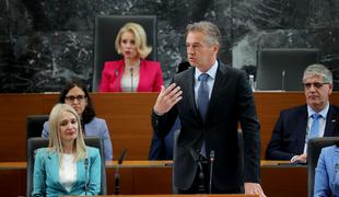 Golob brani stabilnost javnih financ, opozicija kritična