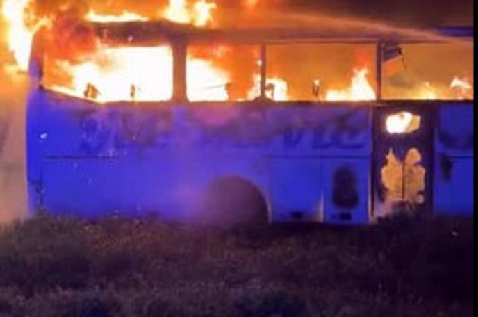 avtobus, srbija thumb | "Ko sem prišel ven, sem imel kaj videti, avtobus je bil ves v plamenih. Poklical sem gasilce, ki so prišli pogasit požar, vendar je bilo prepozno, saj je avtobus že v celoti pogorel," je dejal Jačimović in dodal, da točno ve, kdo ga je zažgal. | Foto Facebook/posnetek zaslona