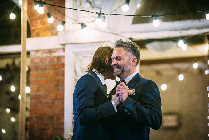 Matt in Daniel sta prva istospolno usmerjena kandidata, ki sta v britanski različici ljubezenskega eksperimenta stopila na skupno zakonsko pot. | Foto: Red Arrow Studios