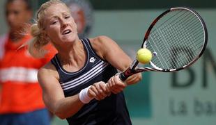 Radwanska po treh tesnih nizih v polfinale