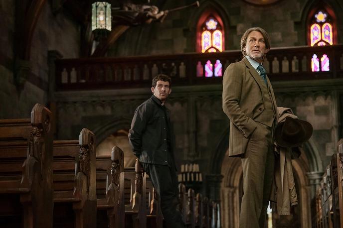 Wkae Up Dead Man | Detektiv Benoit Blanc razrešuje umor v cerkvi in kot poudari, je pristnost religije lažna prav toliko kot ta nekaj desetletij stara stavba, ki se pretvarja, da je iz sredine prejšnjega tisočletja. | Foto Profimedia