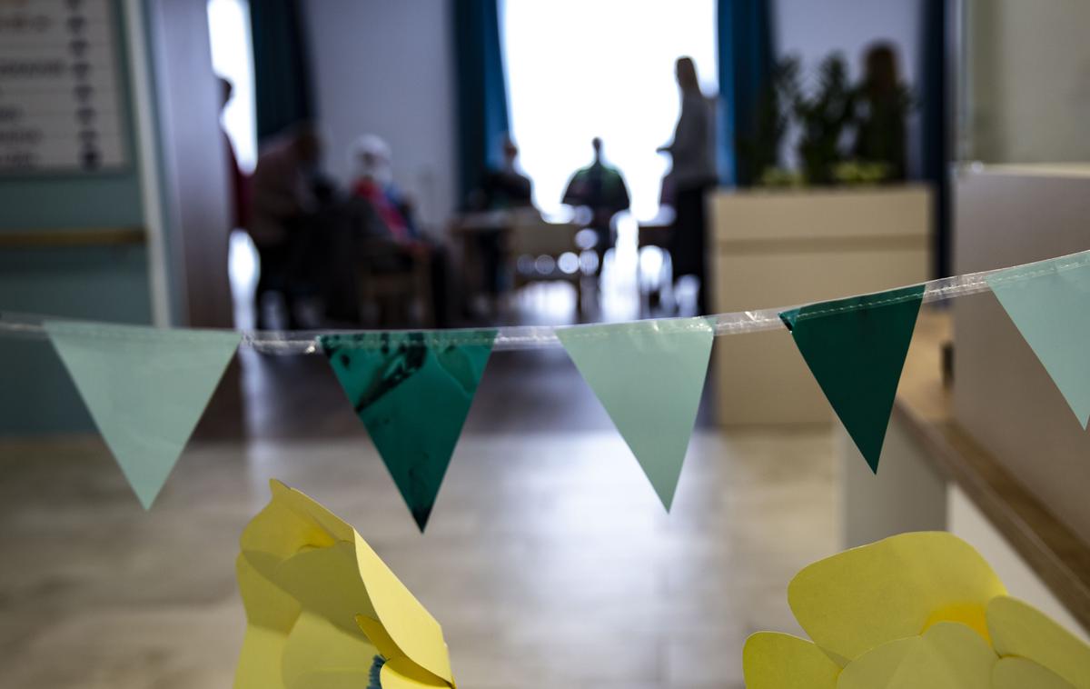 SeneCura Dom starejših občanov Komenda | Nasilnega dejanja po navedbah ministrstva ni izvajala zaposlena oseba. Fotografija je simbolična.  | Foto Ana Kovač