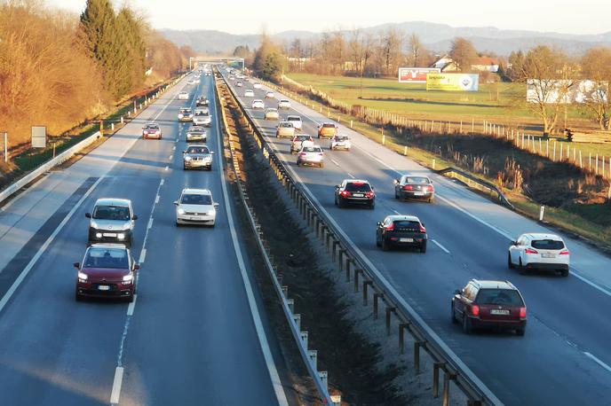 avtocesta | Gostota prometa je v zadnjem slabem mesecu močno upadla in tudi ta konec tedna bodo avtoceste večinoma samevale. | Foto Gregor Pavšič