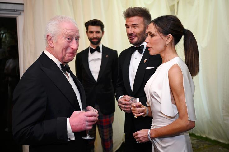 David in Victoria Beckham v pogovoru s kraljem Karlom III. Zakonca Beckham sta pogosto gosta na kraljevih dogodkih in sta znana kot velika privrženca britanske kraljeve družine. | Foto: Guliverimage