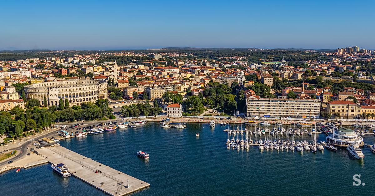 Groza v Istri: ob potopljenem gliserju našli truplo, še ena oseba hudo poškodovana