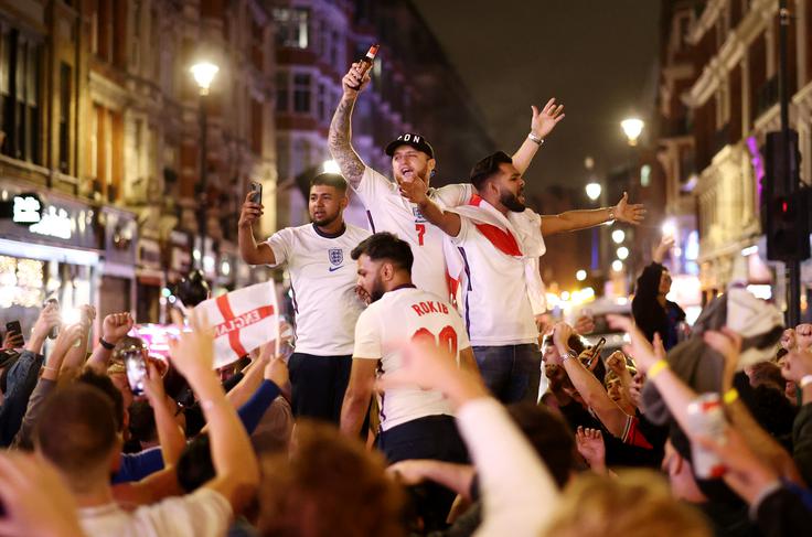Veselje angleških navijačev na ulicah Londona po zmagi nad Dansko. | Foto: Reuters