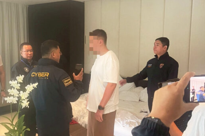 Aleksej Lukašev, heker | Tajska kibernetska policija ob prijetju ruskega hekerja v njegovi hotelski sobi.  | Foto Khaosod
