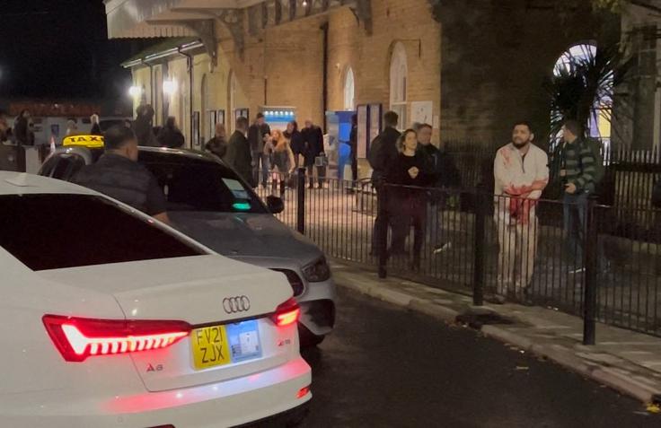 Eden od ranjenih potnikov | Foto: Reuters