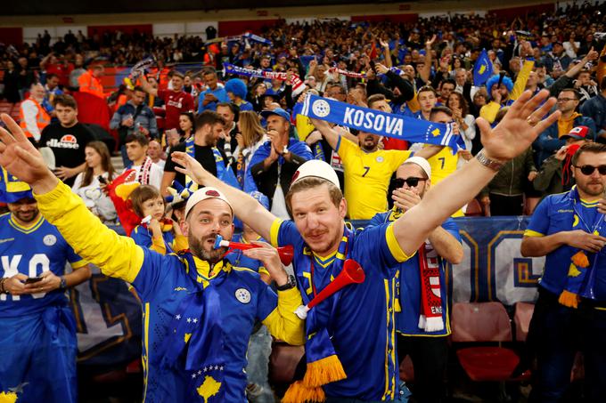 Navijači Kosova so v kvalifikacijah za EP 2020 namučili tudi Anglijo. Na gostovanju na Wembleyju so ji dali kar tri zadetke, a jih na njihovo žalost prejeli pet (3:5). | Foto: Reuters