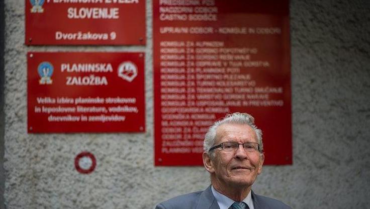 Tone Škarja je starosta slovenskega alpinizma in vodja številnih alpinističnih odprav, tudi tiste najbolj znamenite iz leta 1979, ko sta slovenska alpinista Nejc Zaplotnik in Andrej Štremfelj kot prva Jugoslovana stopila na vrh Everesta. Med drugim je tudi premierni dobitnik nagrade za življenjsko delo na področju alpinizma.  | Foto: Klemen Korenjak