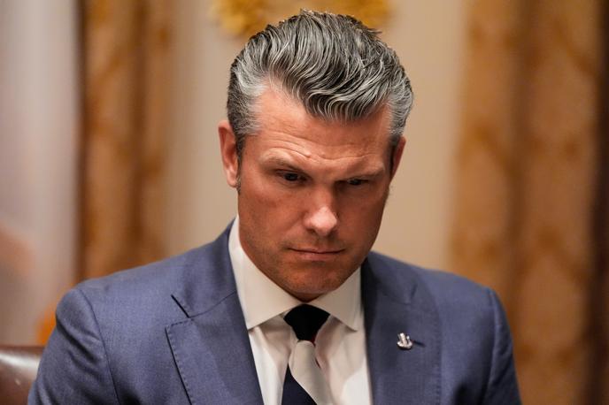Minister | Ameriški obrambni minister (zadnje čase imenovan tudi vojni minister) Pete Hegseth s svojimi nastopi pogosto dviga prah. Tokrat mu je to uspelo s kravato. | Foto Guliverimage