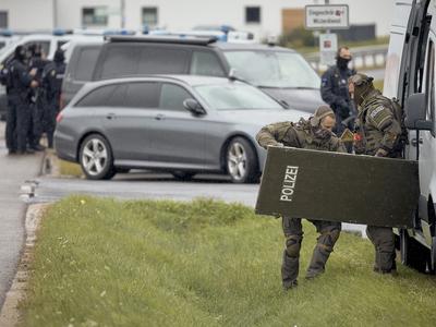 Med rutinskim pregledom orožja ubil dva uradnika, nato se je 12 ur upiral policiji #foto