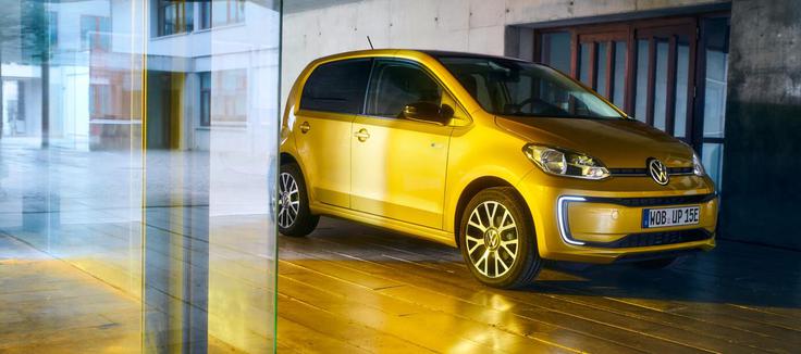 Fosilna goriva ali elektrika? Vožnja z e-avtomobilom je lahko tudi nekajkrat cenejša. | Foto: 