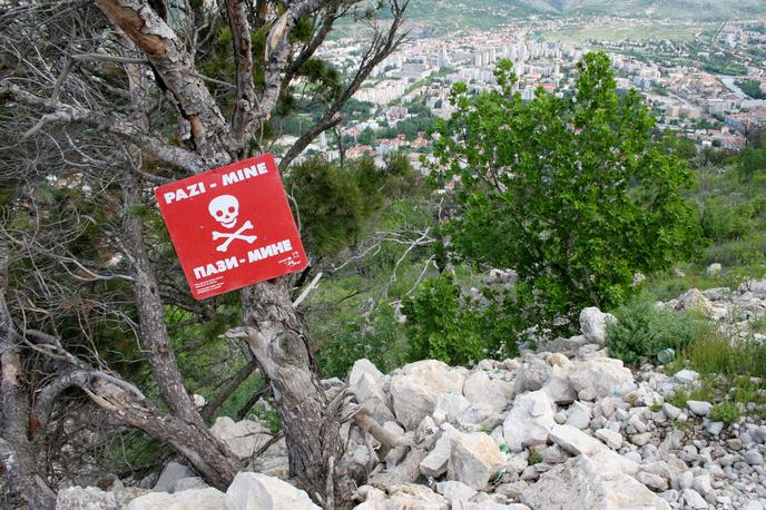 Mine, minsko polje | Po podatkih Centra za odstranjevanje min v BiH je bilo od konca vojne leta 1995 v državi v eksplozijah protipehotnih min poškodovanih 1781 ljudi, od katerih jih je 624 umrlo. Med čiščenjem minskih polj pa je umrlo tudi 53 pirotehnikov. | Foto Shutterstock