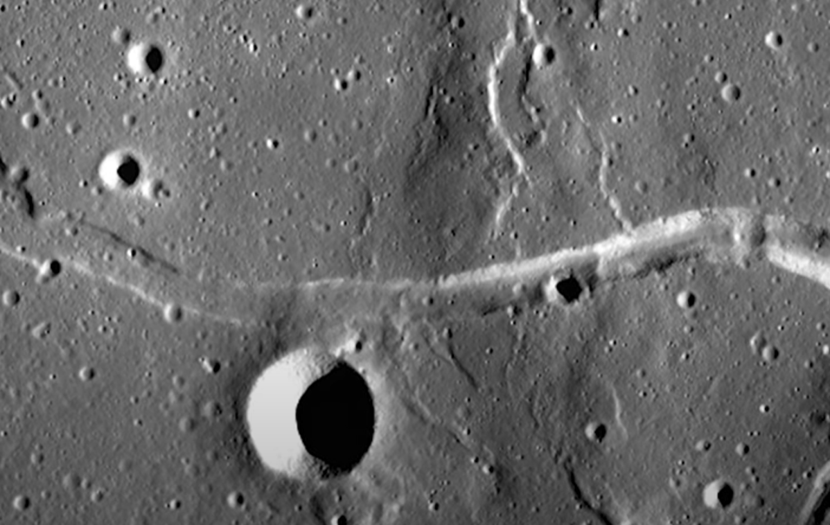 Luna | Znanstveniki ugotavljajo, da bi lahko bilo na Luni na stotine jam in na tisoče lavnih cevi. | Foto NASA 360/YouTube