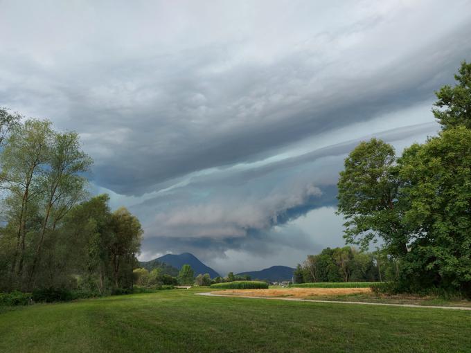 Tako se je na nevihto pripravljalo v Škofji Loki. | Foto: Bralec Omar Hanuna