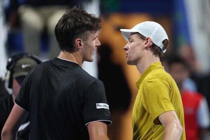 Jakub Menčik Jannik Sinner | Jakub Menčik je v četrtfinalu ugnal Jannika Sinnerja. | Foto Reuters