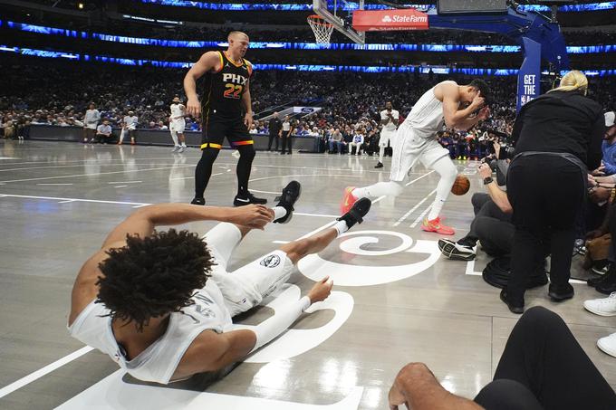 Z glavama sta trčila drug ob drugega Kessler Edwards in Dwight Powell. | Foto: Guliverimage