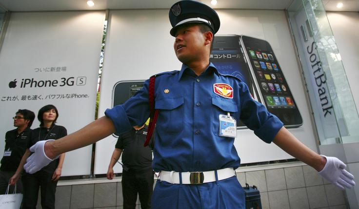 "Imajo zaposlitve za praktično vsako stvar, tudi za usmerjanje pešcev na pločniku."  | Foto: Guliverimage