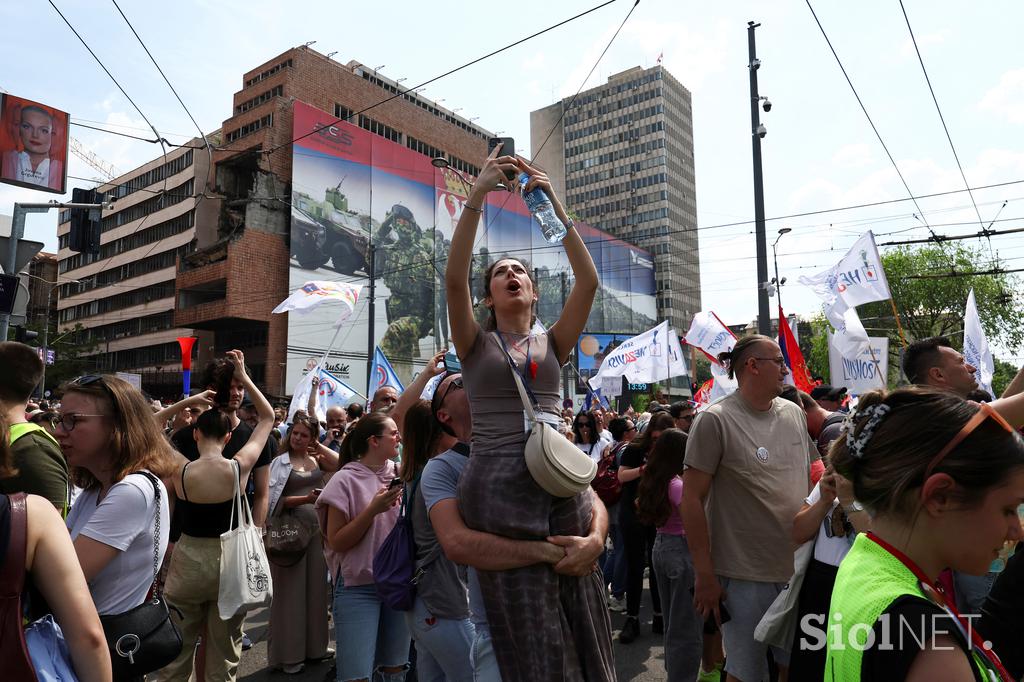Protestniki pred poslopjem srbske vlade v Beogradu