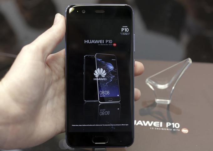 Zaslon je glede na predhodnika Huawei P9 sicer izgubil nekaj milimetrov (zaslon P9 po diagonali meri 5,2 palca), a s tem tudi pridobil na ostrini. | Foto: Reuters