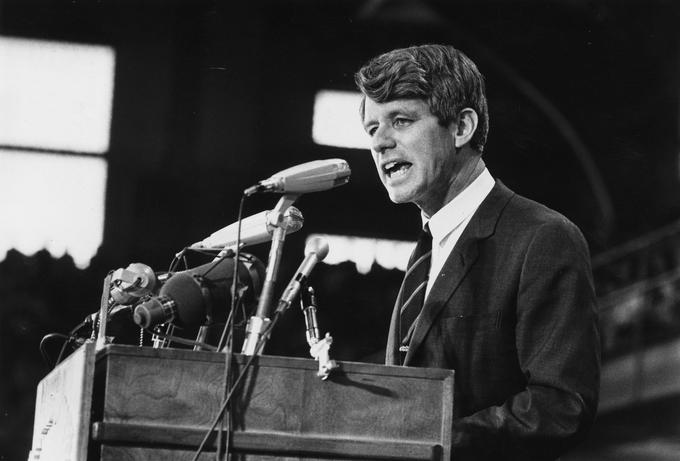 Tudi Robert Kennedy, mlajši brat umorjenega predsednika, je padel pod streli atentatorja. Junija 1968 ga je zaradi proizraelske politike umoril palestinski kristjan Sirhan Sirhan. | Foto: Getty Images