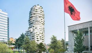 V Tirani gradijo stolpnico v obliki albanskega narodnega heroja #foto