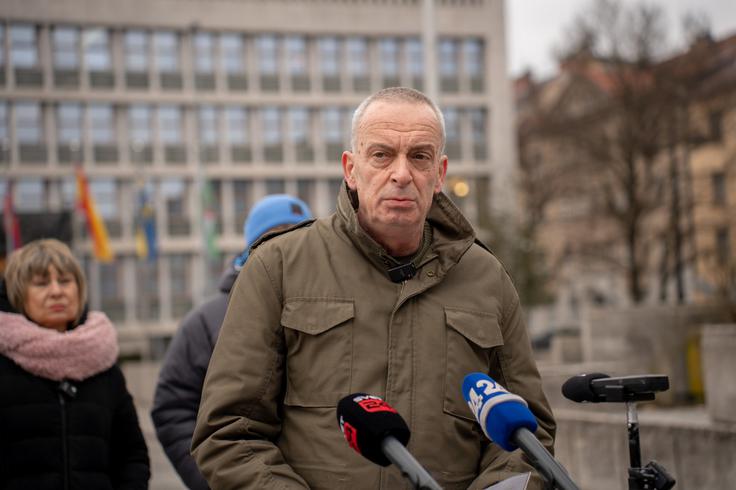 Namesto da bi bila slovenska zunanja politika "samostojna, suverena in usmerjena v dolgoročne interese naših državljank in državljanov, slepo sledi odločitvam centrov moči, ki nimajo nobene zveze z našimi resničnimi potrebami in željami", je povedal član stranke NOT Boris Žulj.  | Foto: STA