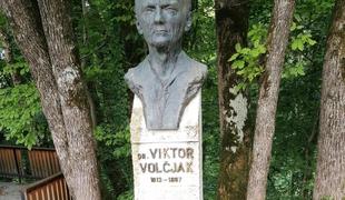 Pred bolnico Franja ukradli doprsni bronasti kip Viktorja Volčjaka