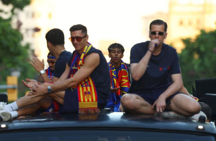 Tako je Poljak proslavljal španski naslov na šampionski paradi po ulicah Barcelone. | Foto: Reuters