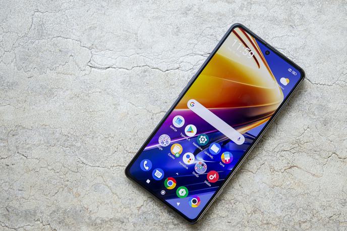 Xiaomi Poco F4 GT | Xiaomi Poco F4 GT uspešno ohranja podobo običajnega pametnega telefona ob vseh svojih dobrotah, ki so pisane na kožo ljubiteljem mobilnih iger. | Foto Ana Kovač