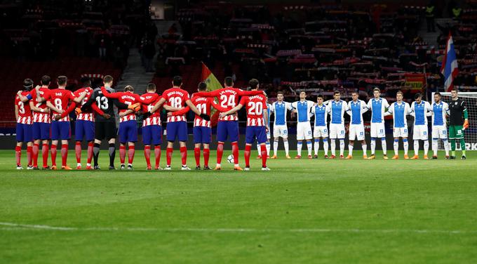 Nogometaši Atletica in Leganesa so se pred srečanjem z minuto molka poklonili spominu na nekdanjega španskega reprezentanta Quiniju, ki je v 68. letu umrl za posledicami srčne kapi. | Foto: Reuters