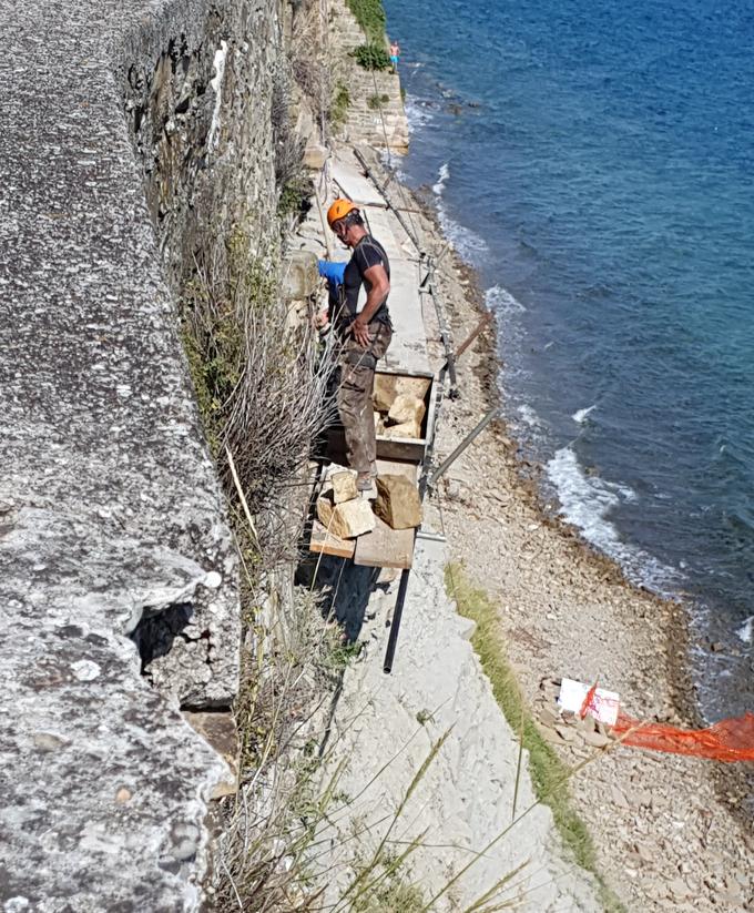 Tukaj je vidna fizična prepreka, ki onemogoča dostop do plaže s piranske strani.  | Foto: Občina Piran