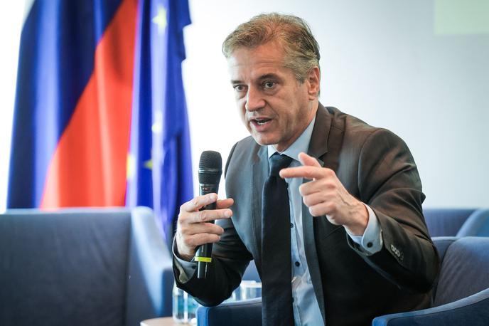 Robert Golob | Med ključnimi nalogami vlade je premier Golob izpostavil tudi skrb za dolgoročno vzdržnost in varnost pokojnin za sedanje in za prihodnje generacije. Poudaril je, da v pogajanjih o pokojninski reformi ni bilo enostavno iskati kompromisa, a ti so nujni. | Foto STA